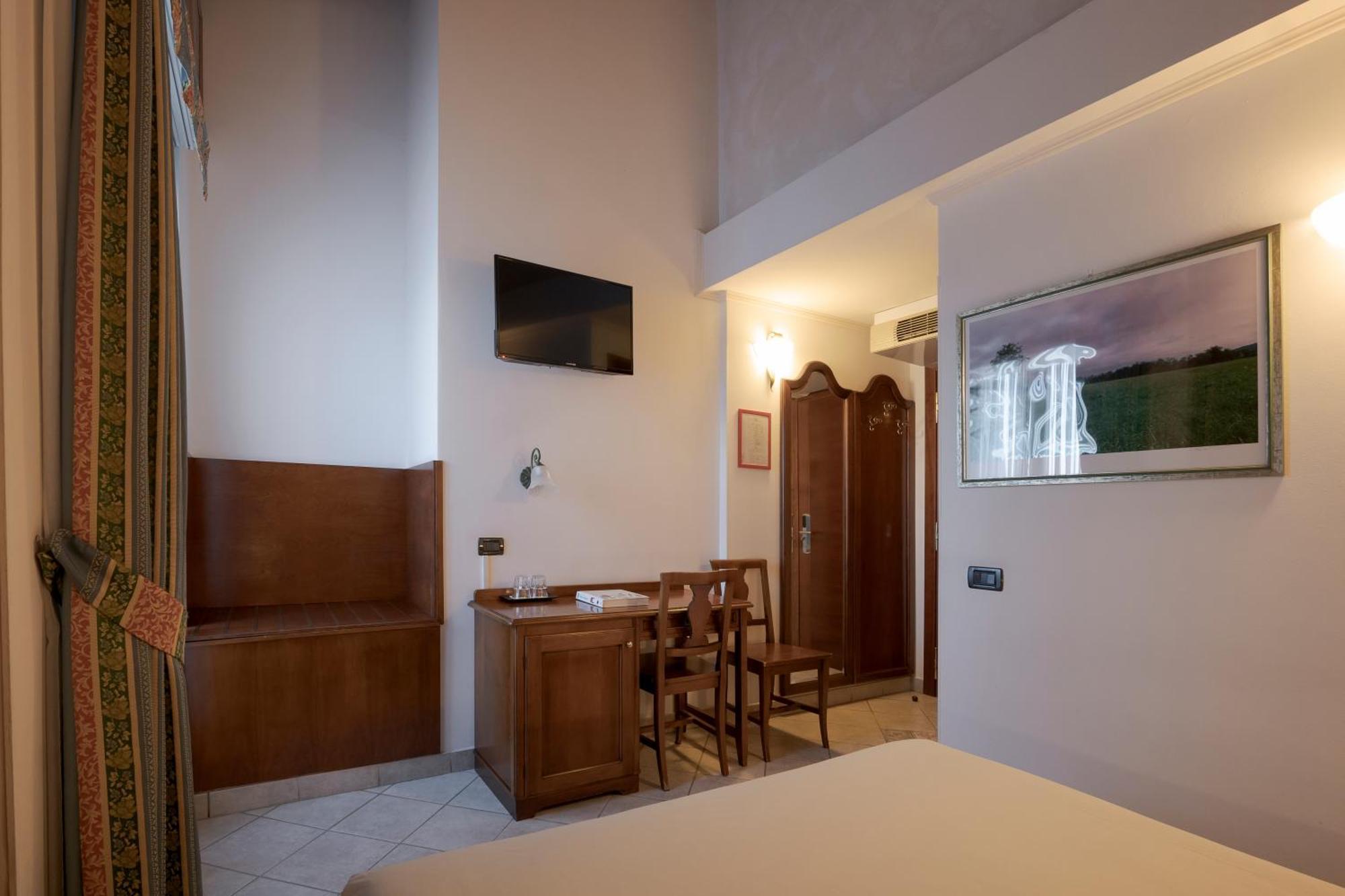 Hotel Ungheria Varese 1946 Экстерьер фото