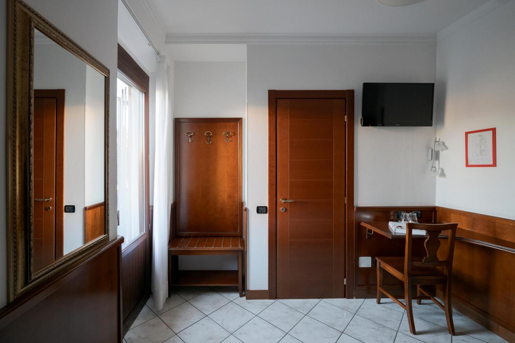 Hotel Ungheria Varese 1946 Экстерьер фото